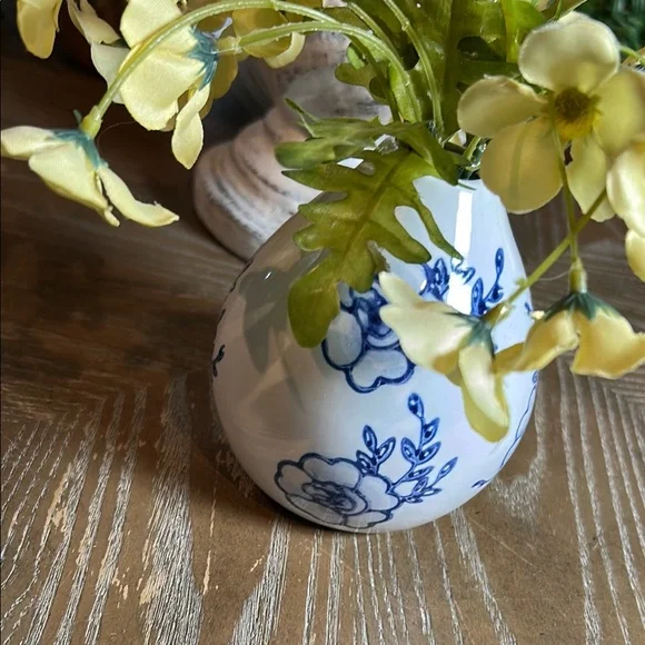 NEW! Vintage Inspired Blue & White Floral Chinoiserie Ceramic Vase Centerpiece - Picture 4 of 5